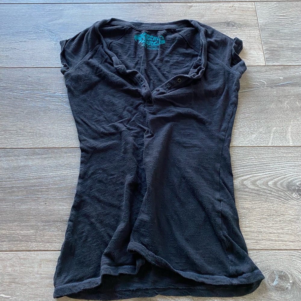 Kirra girl black t shirt. Size L